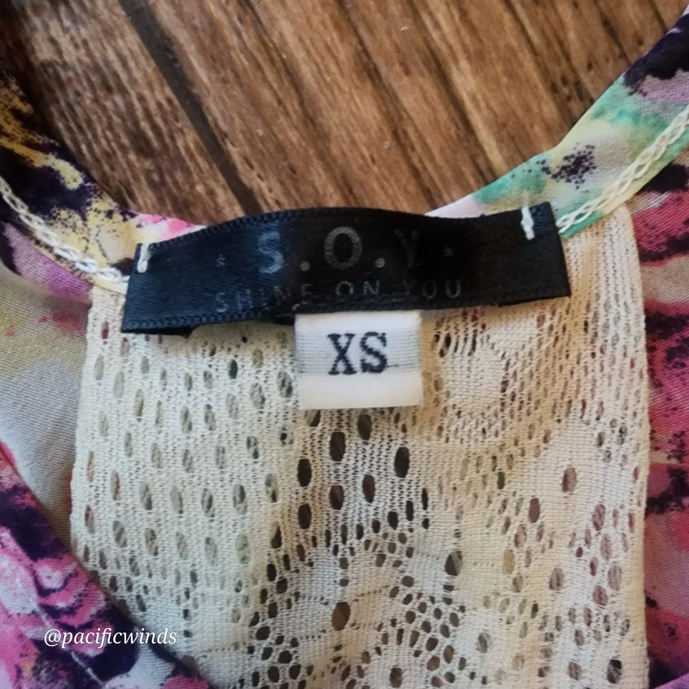 Vibrant Floral Sleeveless Blouse with Lace Accent XS